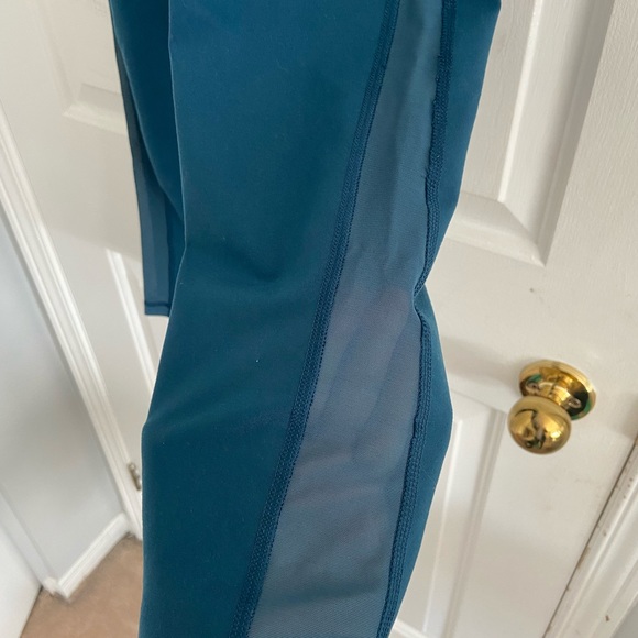 Old Navy Active teal cropped capri leggings - Picture 3 of 3